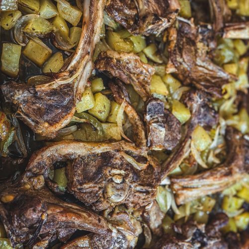 Côtelettes d’agneau rôties au four avec pommes de terre 2 côtelettes-agneaux