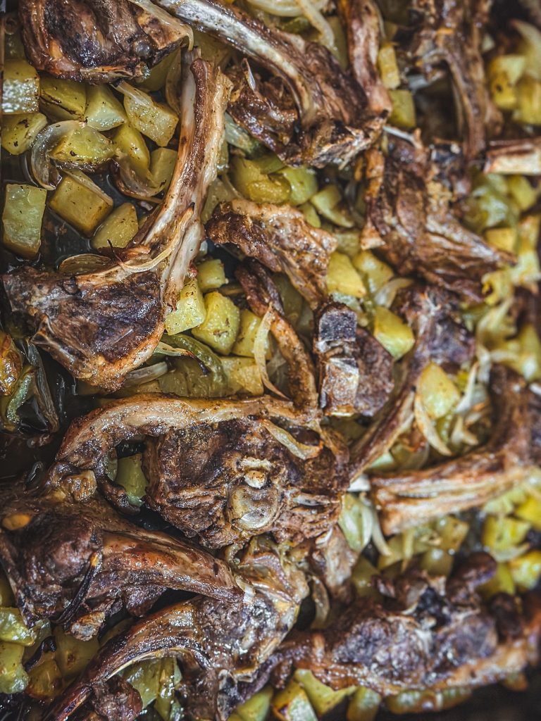 Côtelettes d’agneau rôties au four avec pommes de terre 1 côtelettes-agneaux